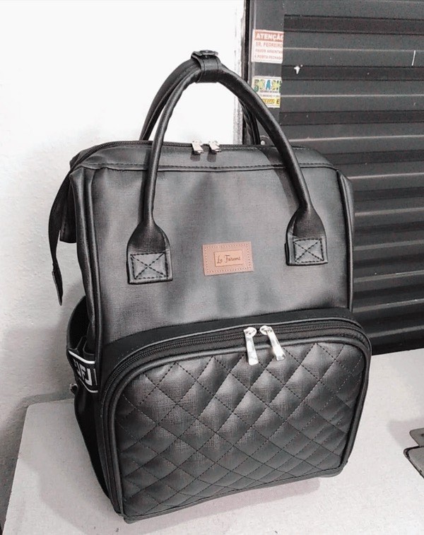 Mochila multifuncional confeccionada por uma aluna, em couro sintético preto