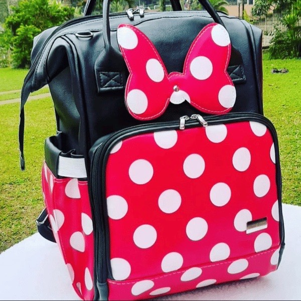 Mochila multifuncional temática com laço rosa de bolinhas