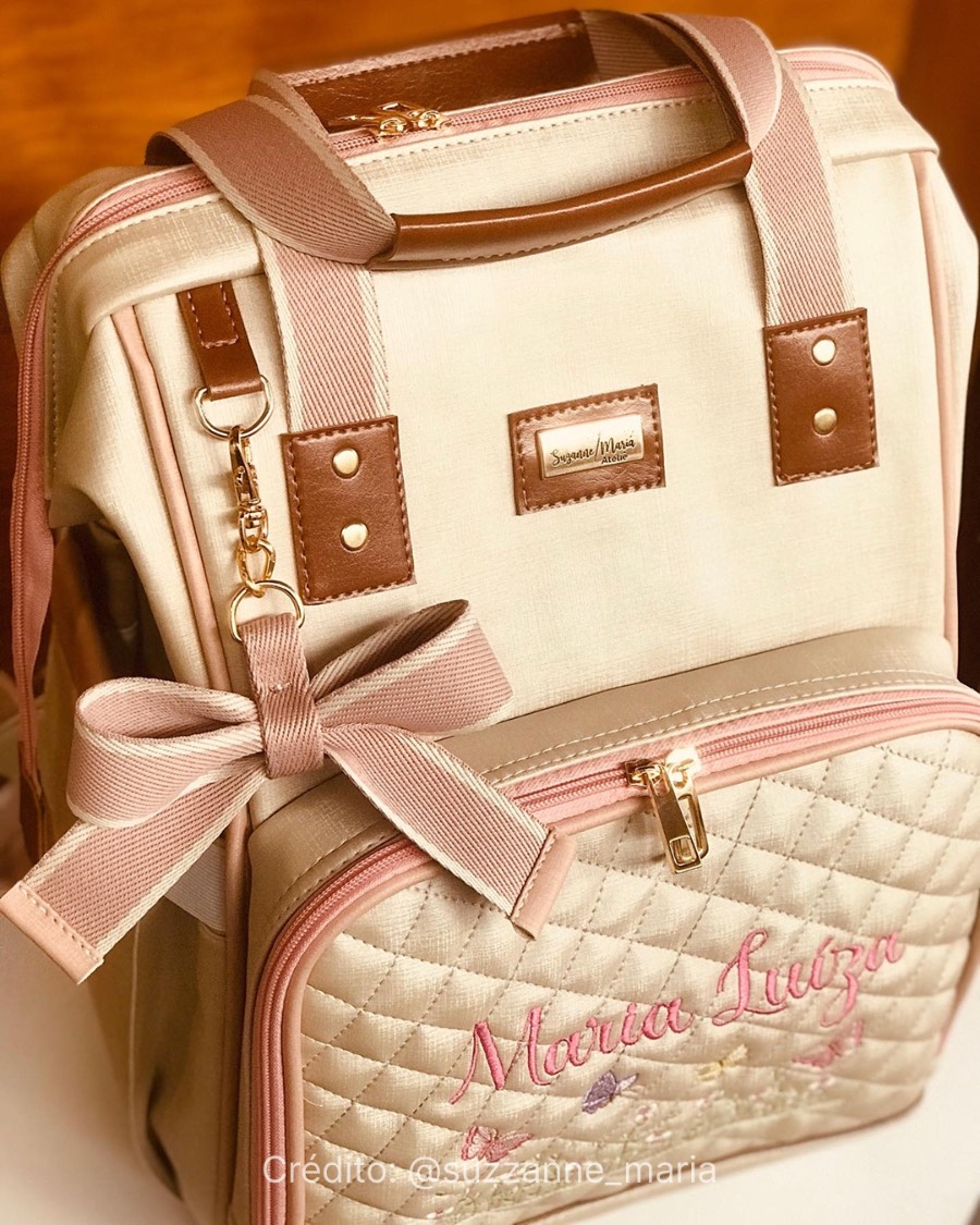 Detalhe do acabamento e etiqueta da mochila multifuncional