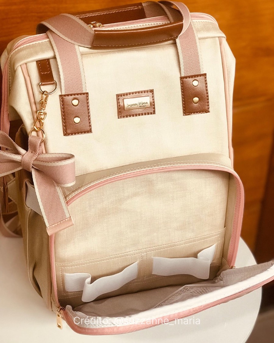Vista frontal da mochila multifuncional com bolso aberto