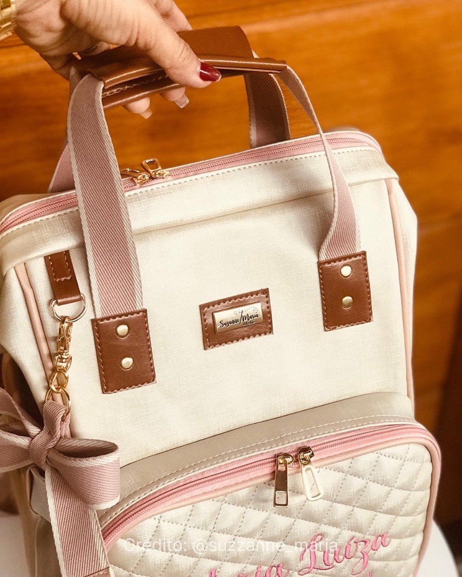 Detalhe da alça sendo erguida na mochila multifuncional